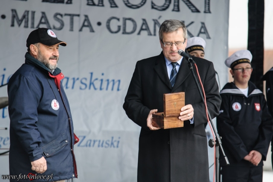 Prezydent RP Bronisław Komorowski wręcza kapitanowi żaglowca STS 